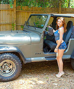 Amateur model Tessa Fowler set her hooters from inside her Jeep