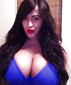 Chesty pornstar Leanne Crow and her red lips take homemade selfies