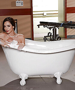 Ariella Ferrera and her big tits take a bath with foam and succumb