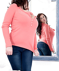 Curvy MILF Leanne Crow admires herself in a mirror before baring her knockers